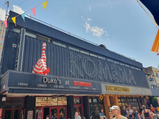 Komedia